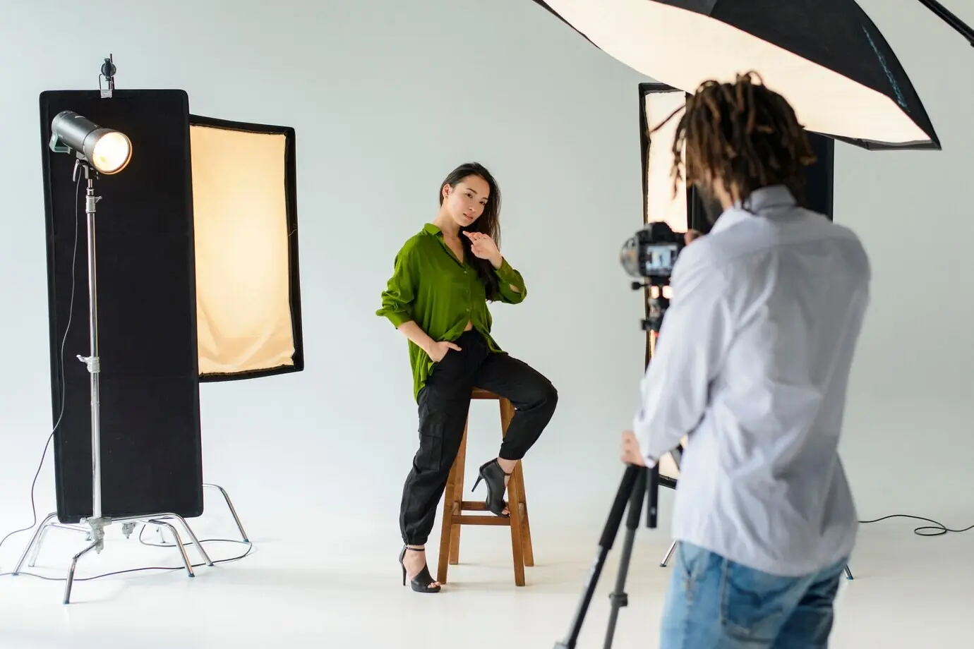 Снимок во весь рост модели, позирующей в помещении.