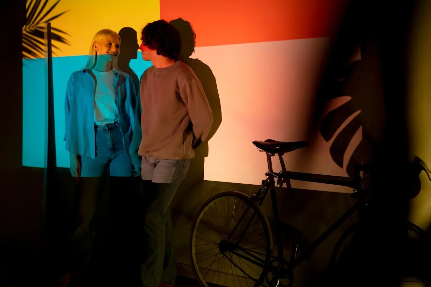 Пара делает снимки в свете кинопроектора.