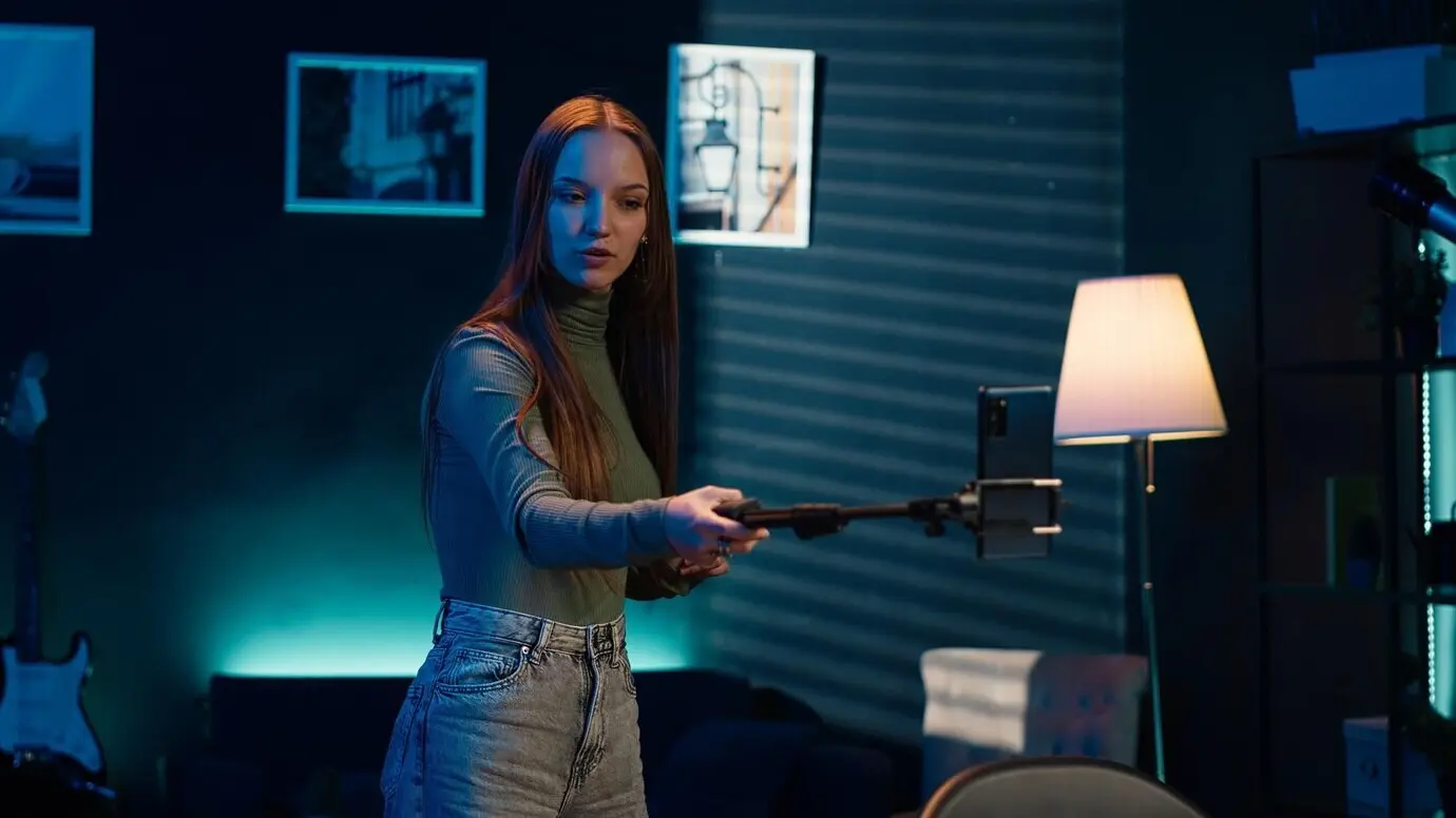 Подросток снимает видео, в котором она представляет свой дом фанатам её каналов в социальных сетях.